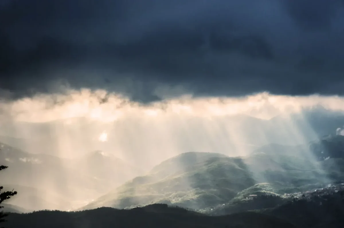 mrak ze kterého prosvítají sluneční paprsky
