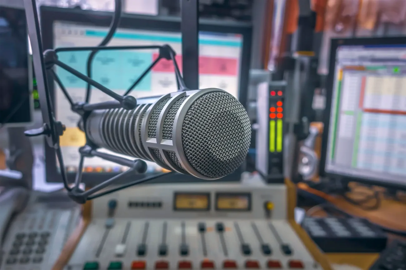 Rozhlasové vysílací studio | TVGURU.cz Rozhlasové vysílací studio
