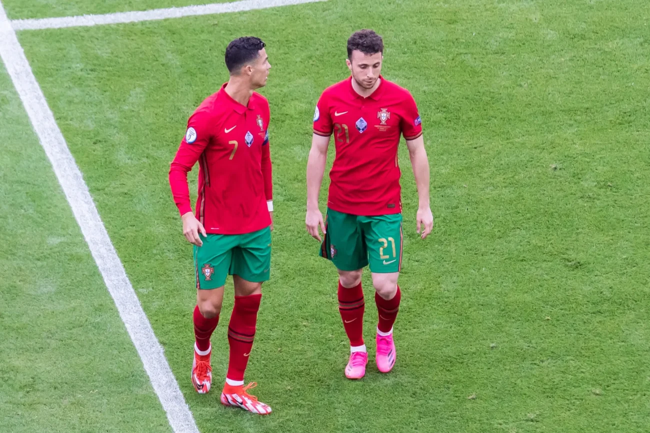 shutterstock_1995736499-2 | TVGURU.cz Cristiano Ronaldo a Diogo Jota na hřišti.