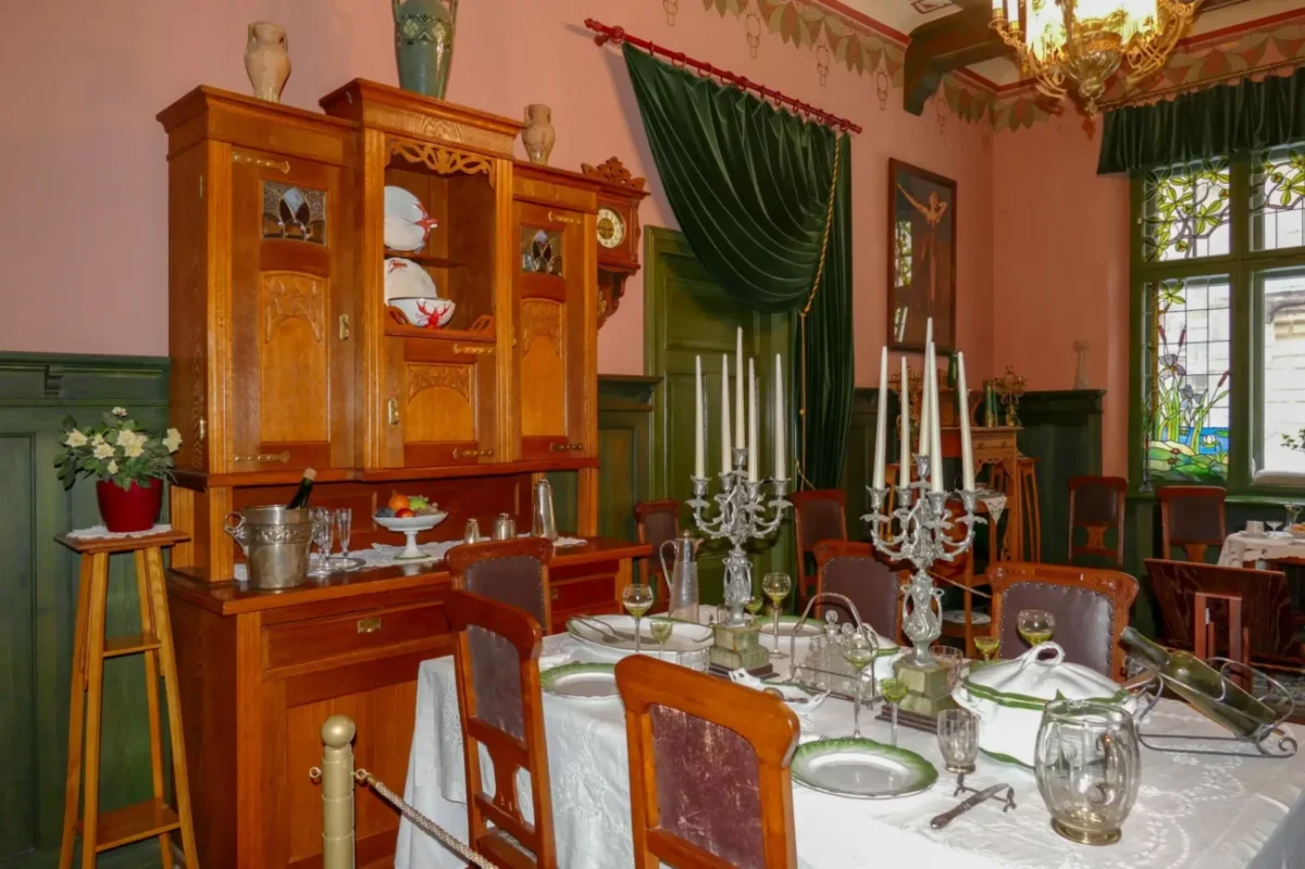 starožitná secesní jídelna