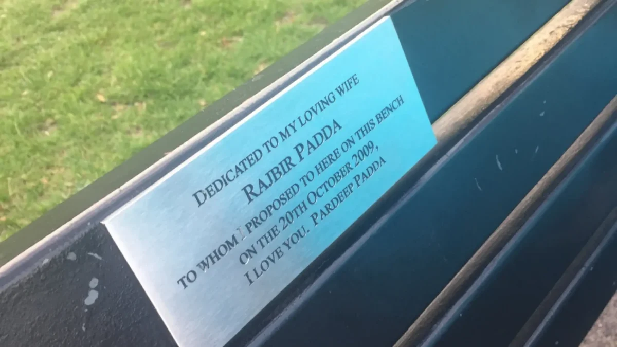 vyznání lásky vyryté na lavičce
