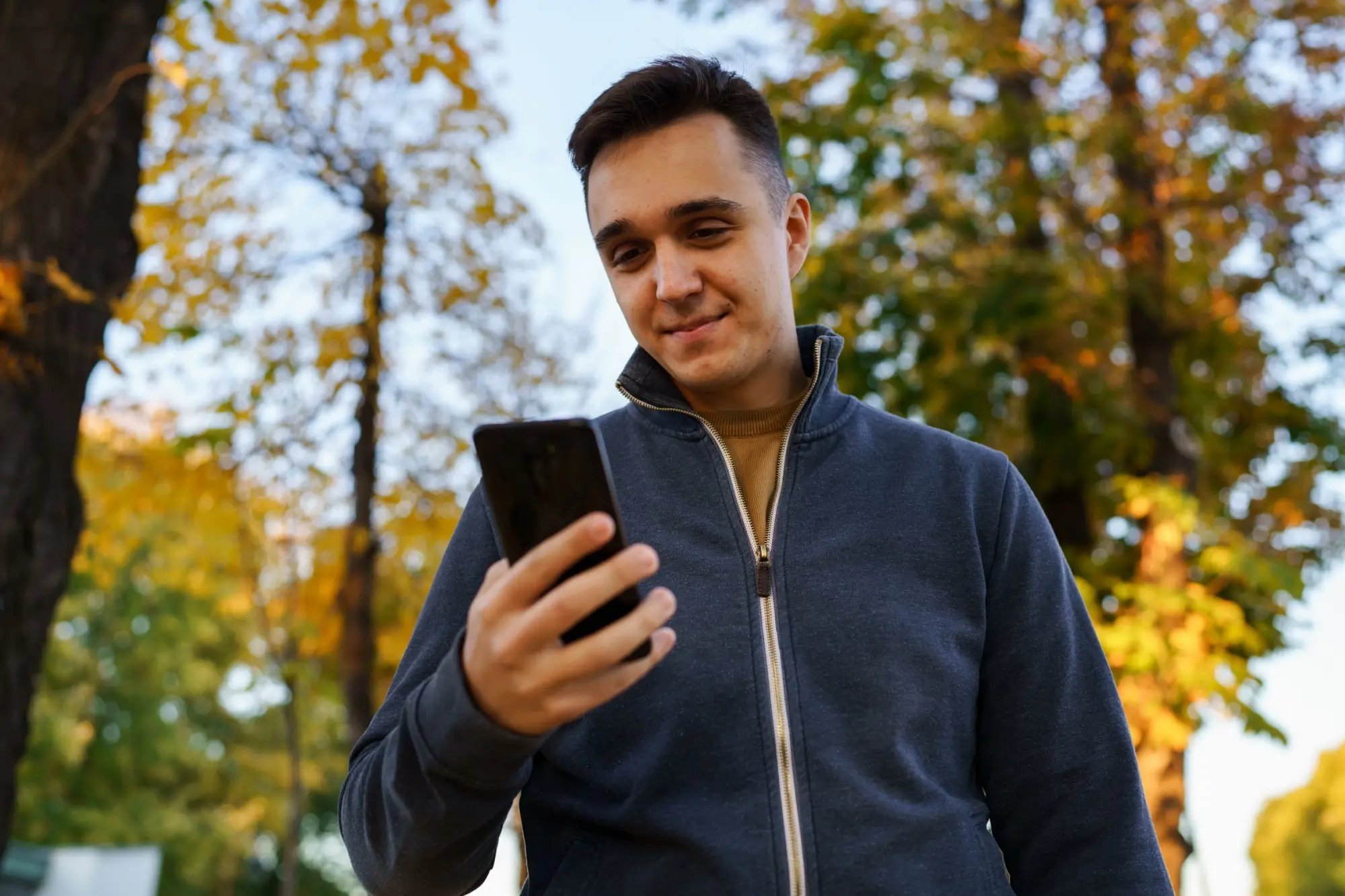 Shutterstock_2148685347 | TVGURU.cz muž se dívá do telefonu