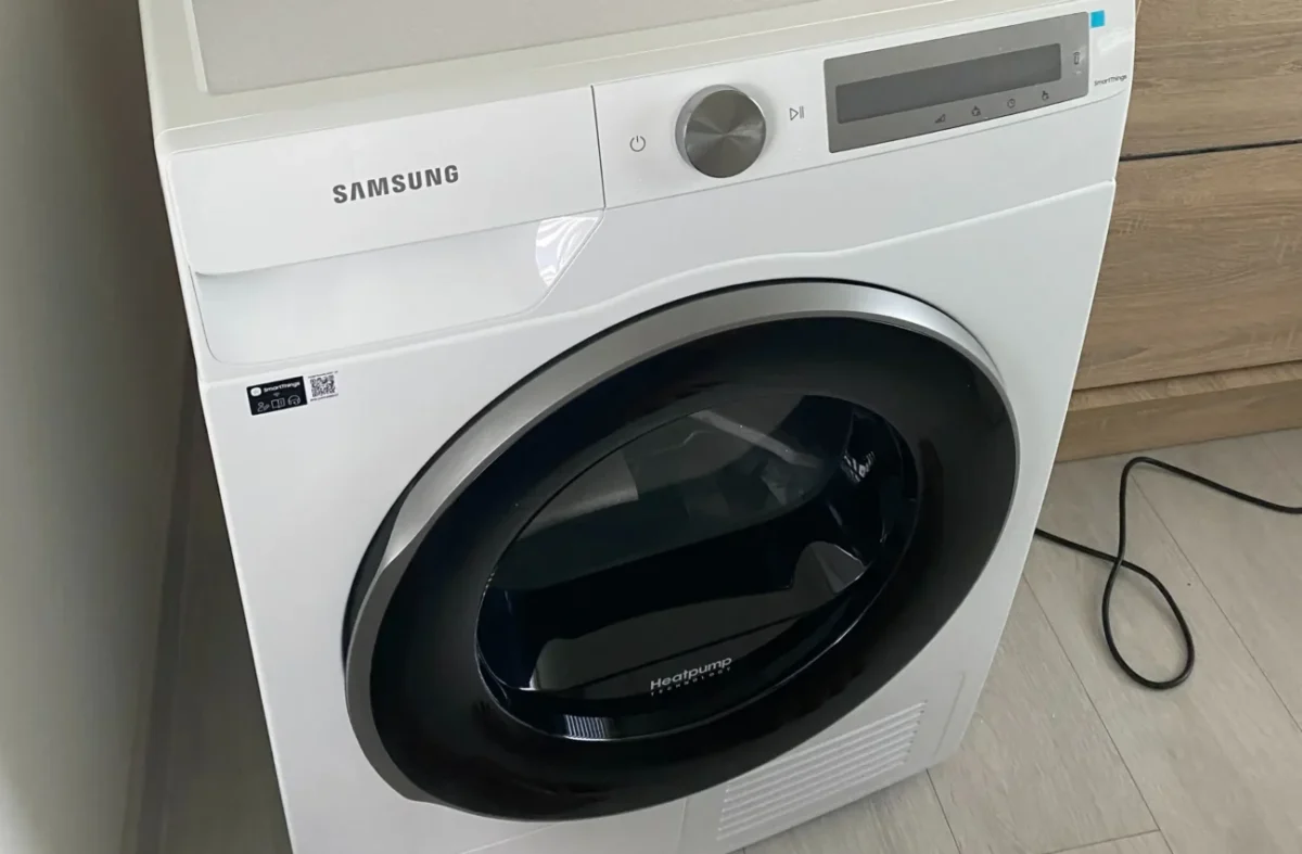 pračka a sušička v jednom v bytě