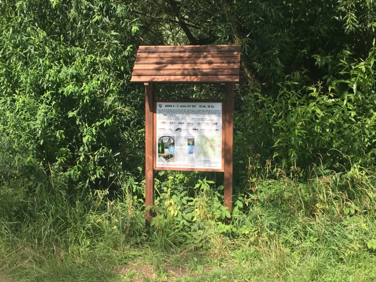 ukazatel české památky na odpočívadle v lese na horách