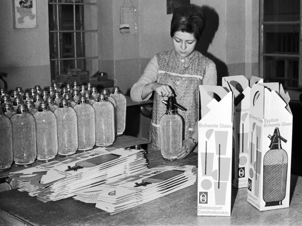 Žena se sifonovými lahvemi.