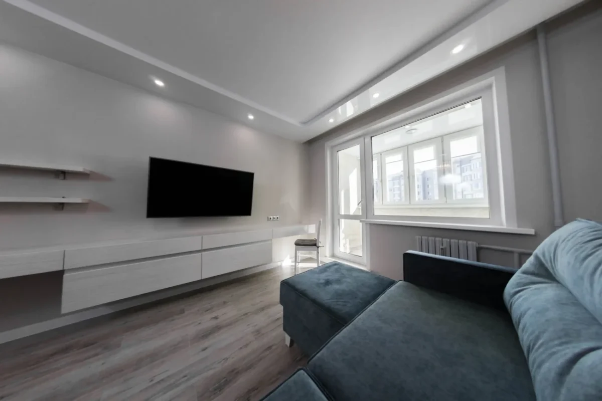 obývací pokoj s televizí na stěně interiér