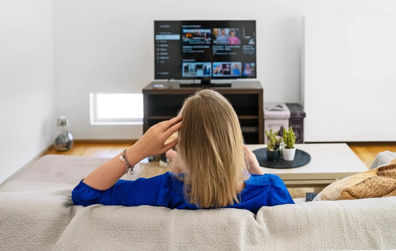 Nezřídka dochází i ke zneužití dat. Zdroj: Shutterstock | TVGURU.cz Žena dívající se na televizi.