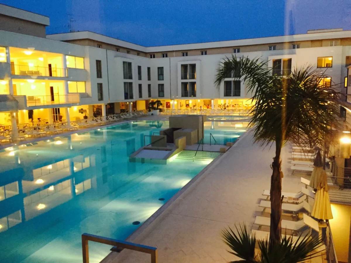 vila s bazénem u moře