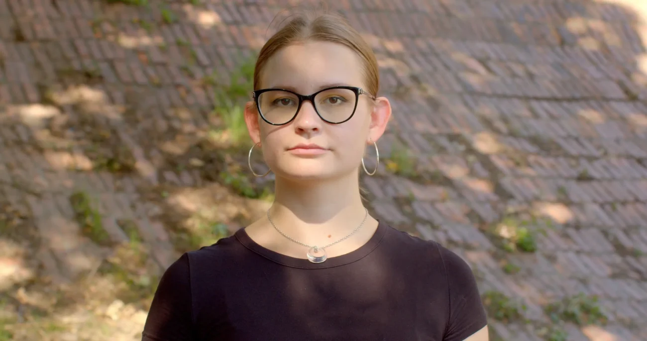 shutterstock_2395630029-2 | TVGURU.cz Žena kouká přímo do foťáku.