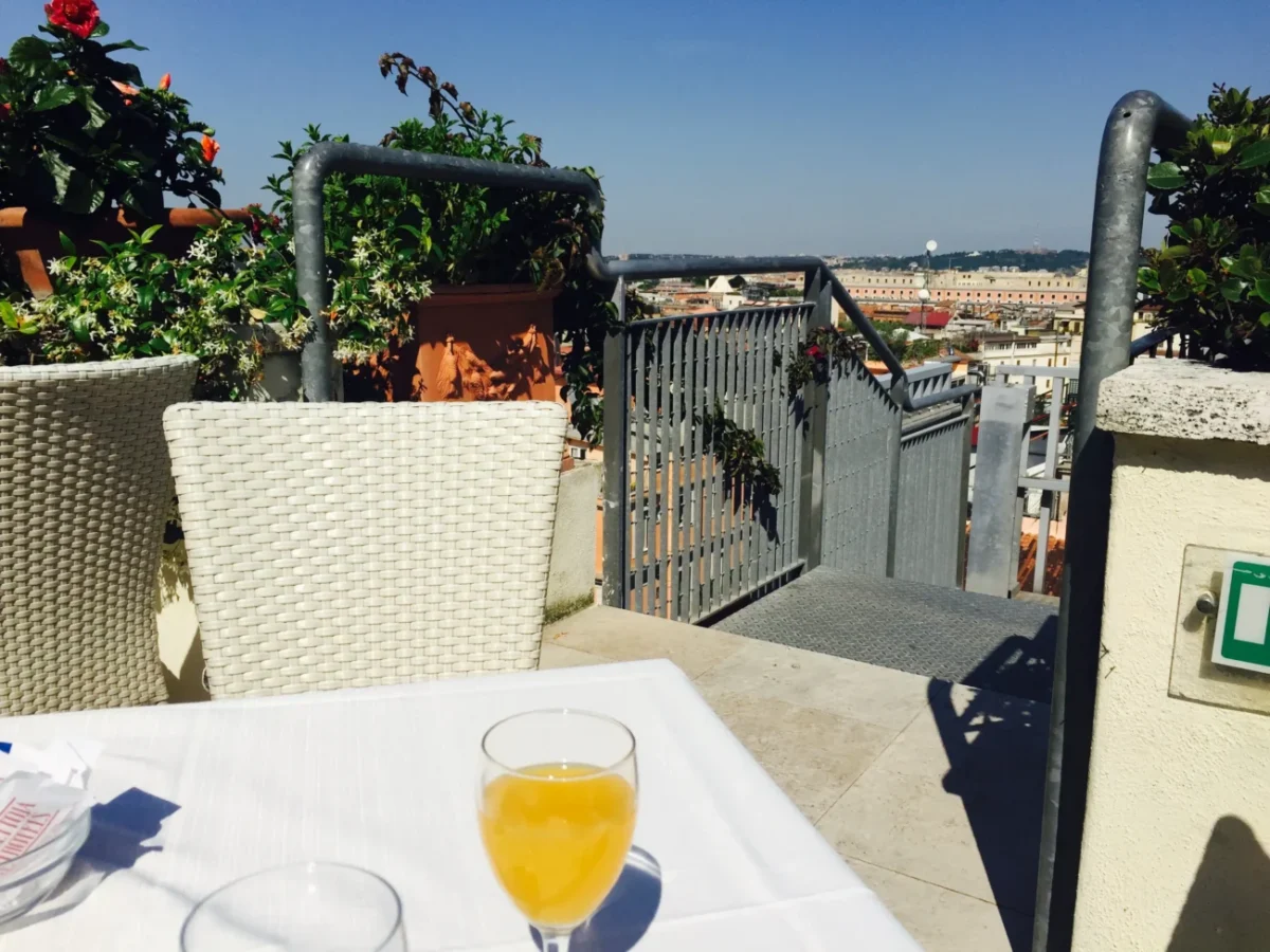 nápoj v létě na stole