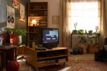 retro obývák se zapnutou televizí