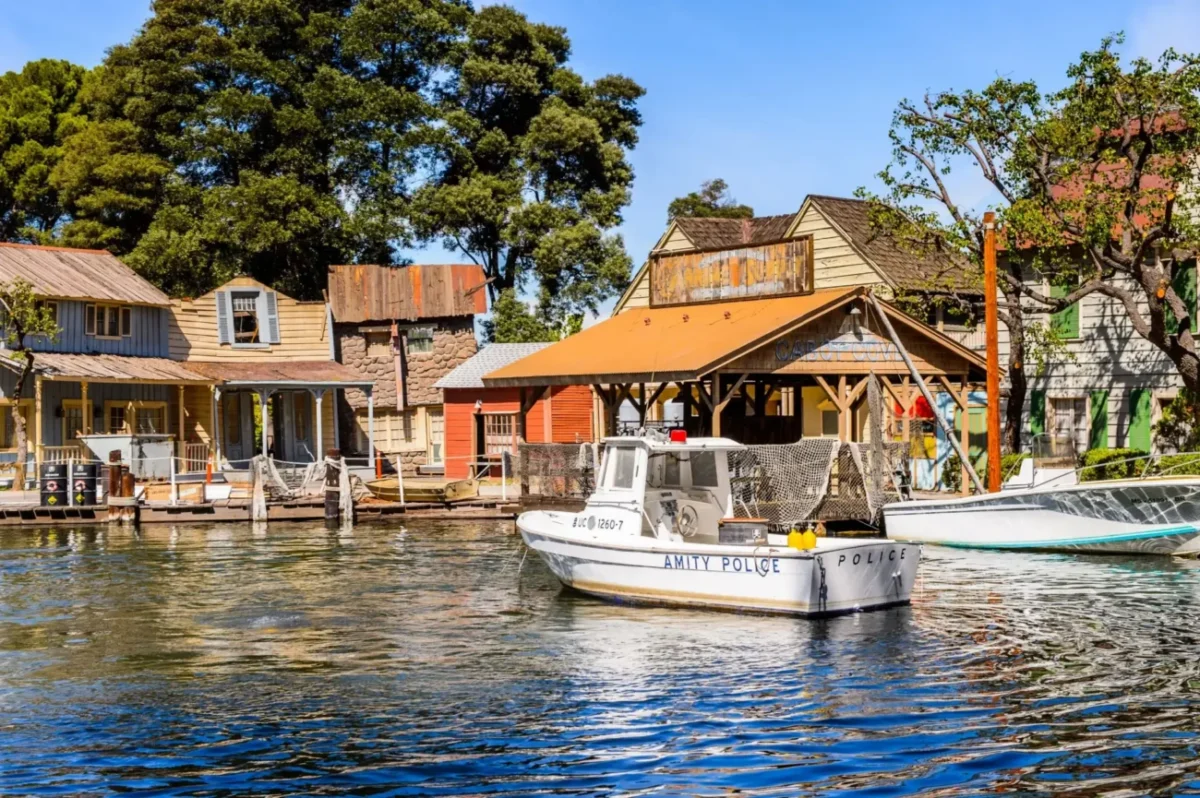 Klidné letní odpoledne v přímořském městečku