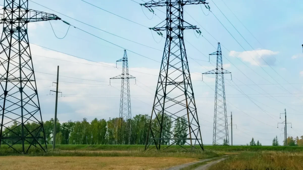 elektrické vedení na poli