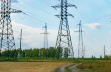 elektrické vedení na poli