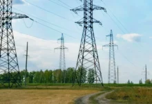 elektrické vedení na poli