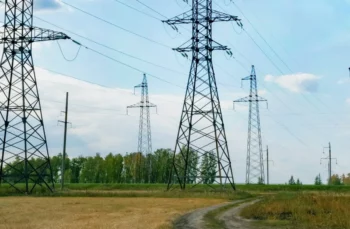 elektrické vedení na poli