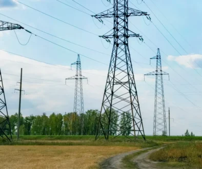 elektrické vedení na poli