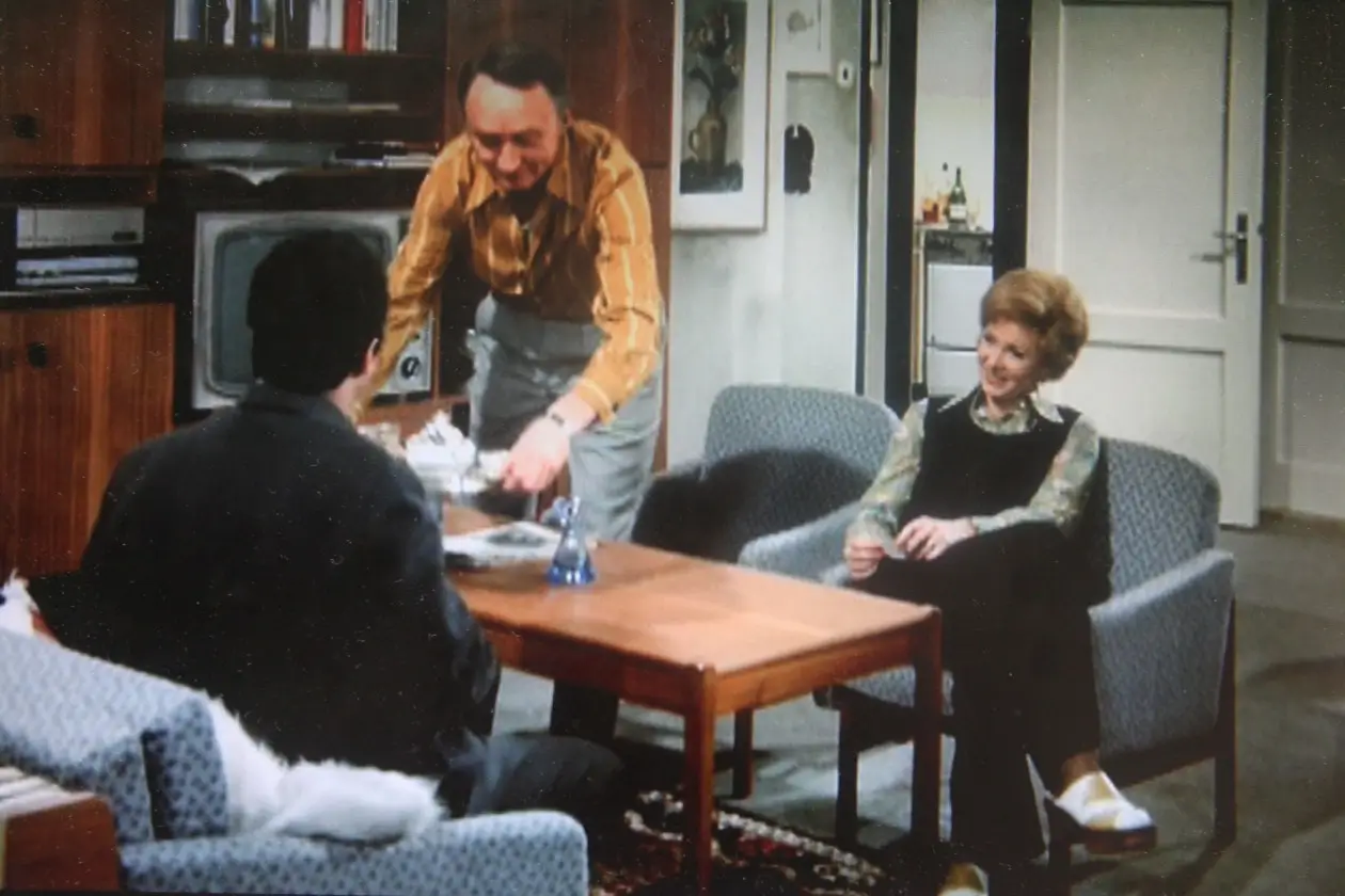 V seriálu narazíme na desítky kusů retro nábytku a doplňků. Zdroj: Profimedia | TVGURU.cz Seriál Chalupáři.