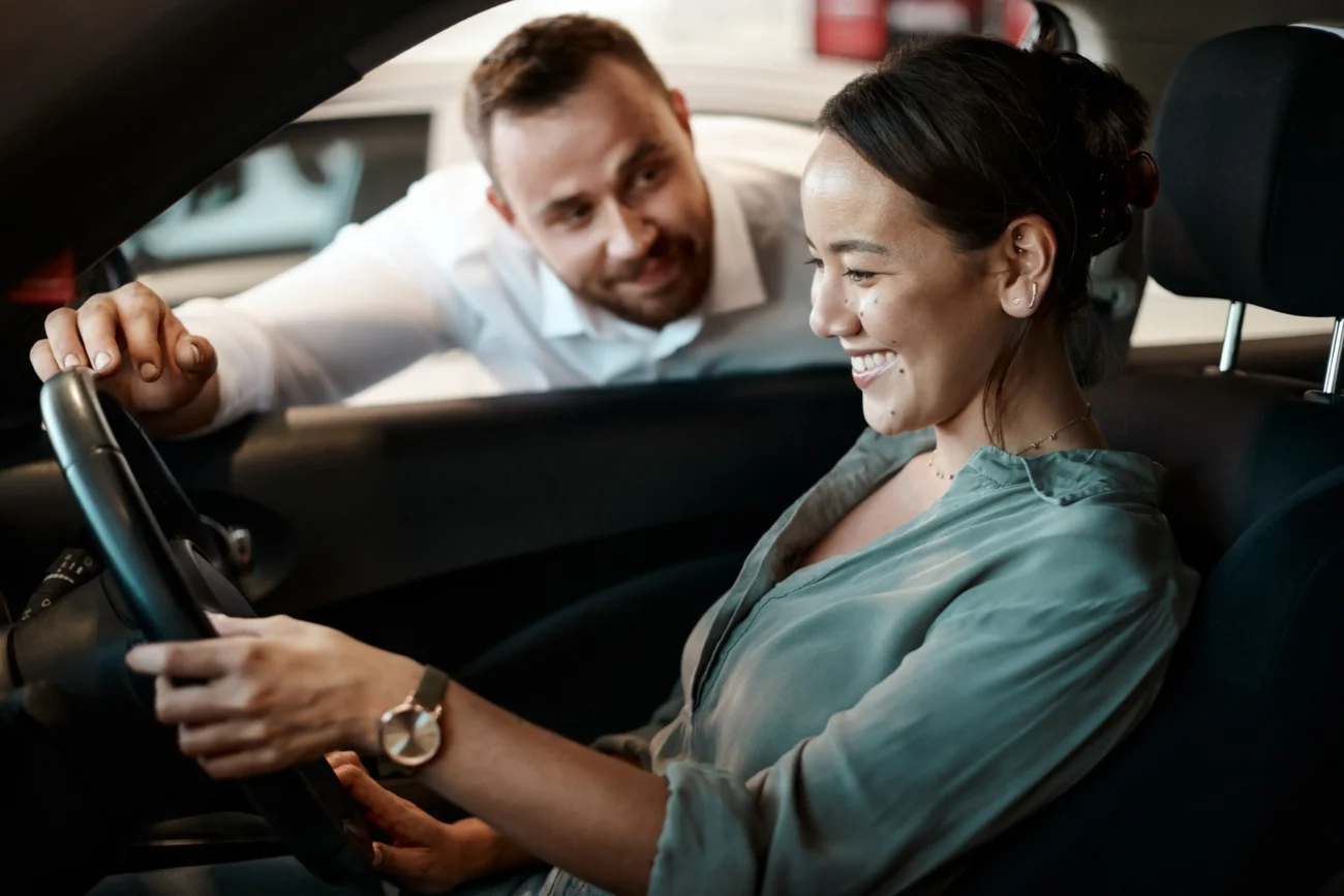 Firma se o své zaměstnance stará. Jako benefit například nabízí automobil. Zdroj: Shutterstock | TVGURU.cz Žena sedící za volantem.