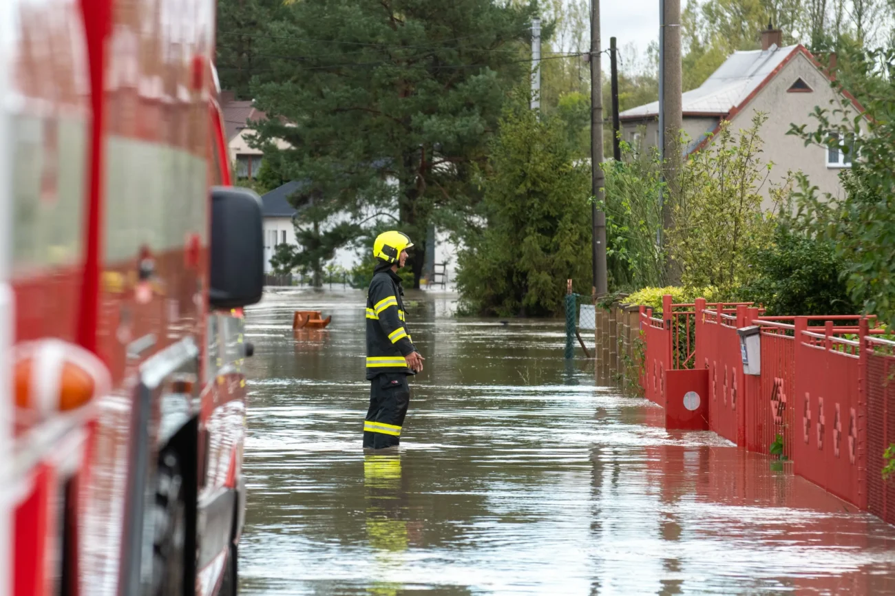 Obávat bychom se měli i záplav. Zdroj: Shutterstock | TVGURU.cz Hasiči zasahující u záplav.