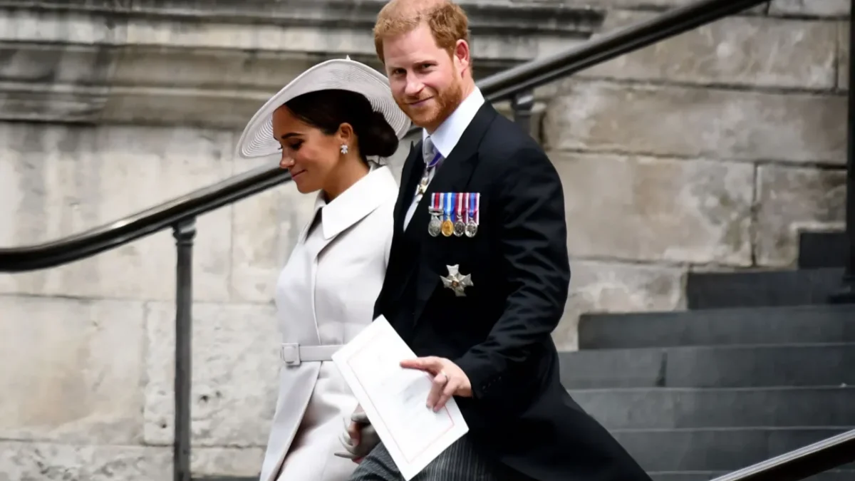 Princ Harry a vévodkyně Meghan jdou dolů po schodech.