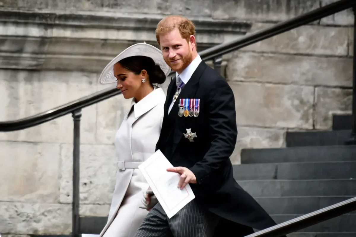 Princ Harry a vévodkyně Meghan jdou dolů po schodech.