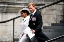 Princ Harry a vévodkyně Meghan jdou dolů po schodech.