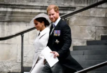 Princ Harry a vévodkyně Meghan jdou dolů po schodech.