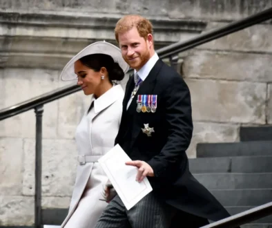 Princ Harry a vévodkyně Meghan jdou dolů po schodech.