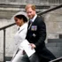 Princ Harry a vévodkyně Meghan jdou dolů po schodech.