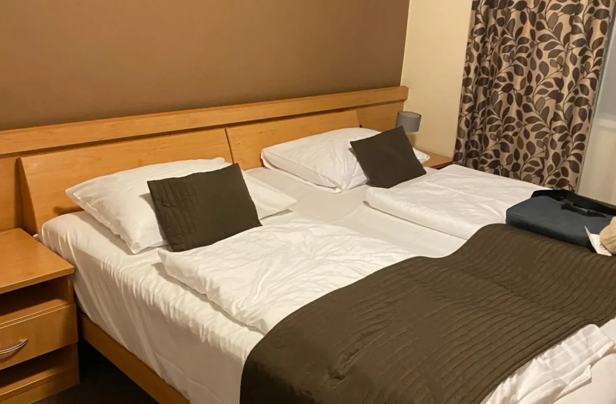 postel s nočním stolkem