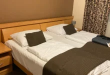 postel s nočním stolkem