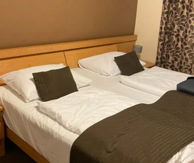 postel s nočním stolkem