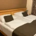 postel s nočním stolkem