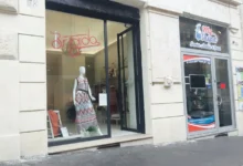 výloha obchodu s oblečením na ulici
