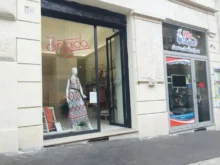 výloha obchodu s oblečením na ulici