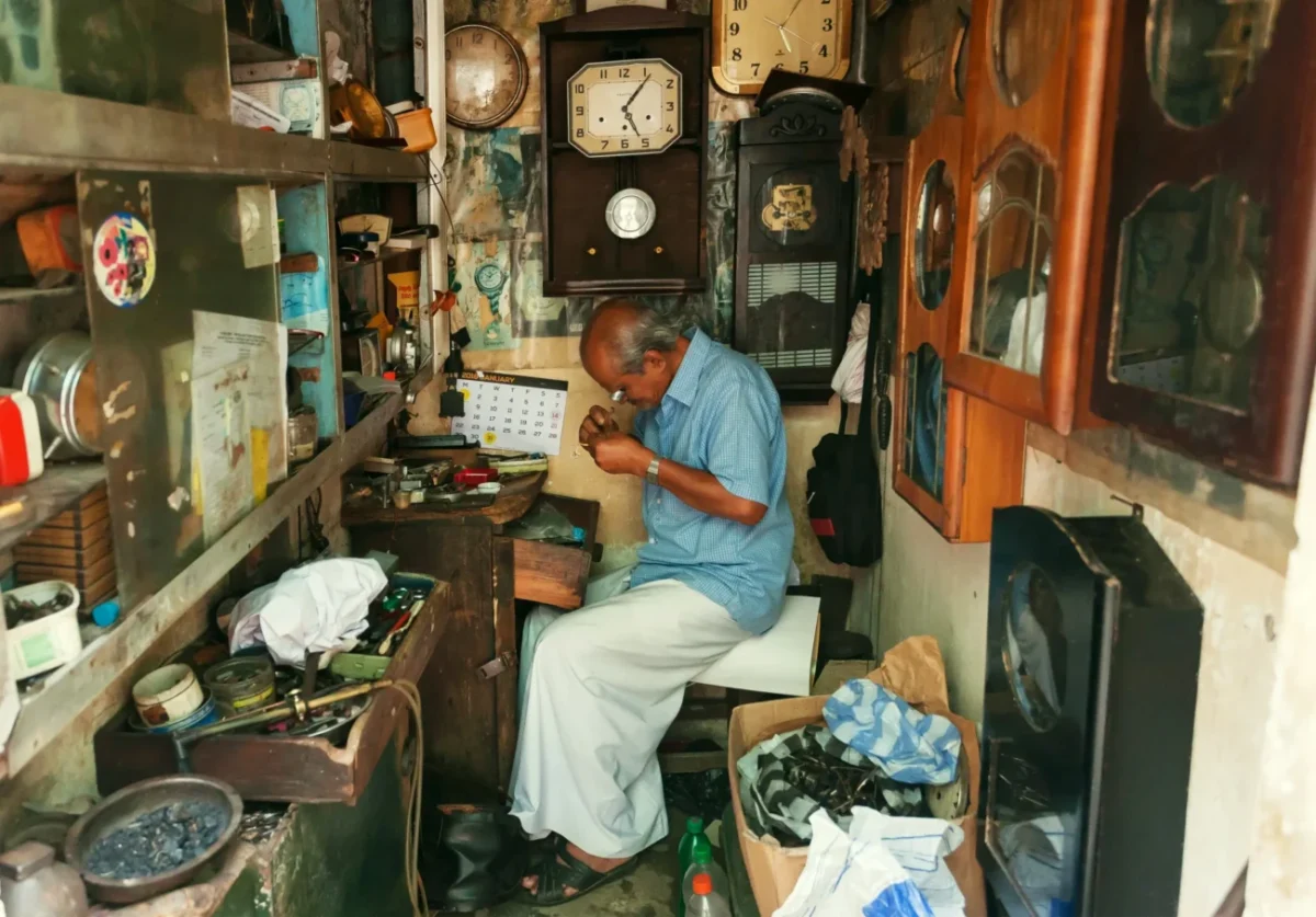 Hodinář ve své dílně.