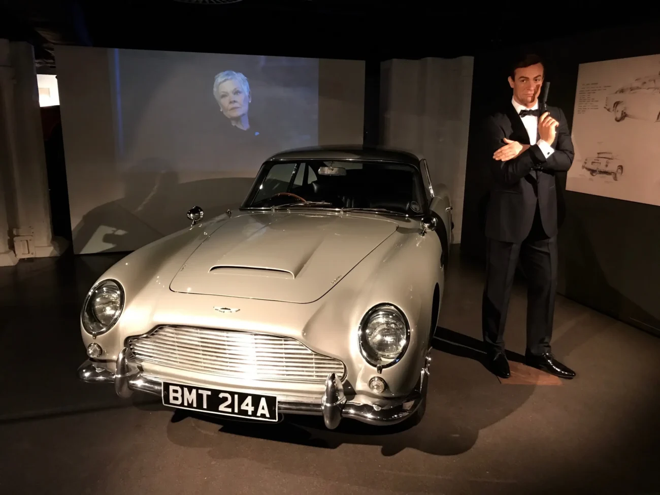James Bond u svého auta. 