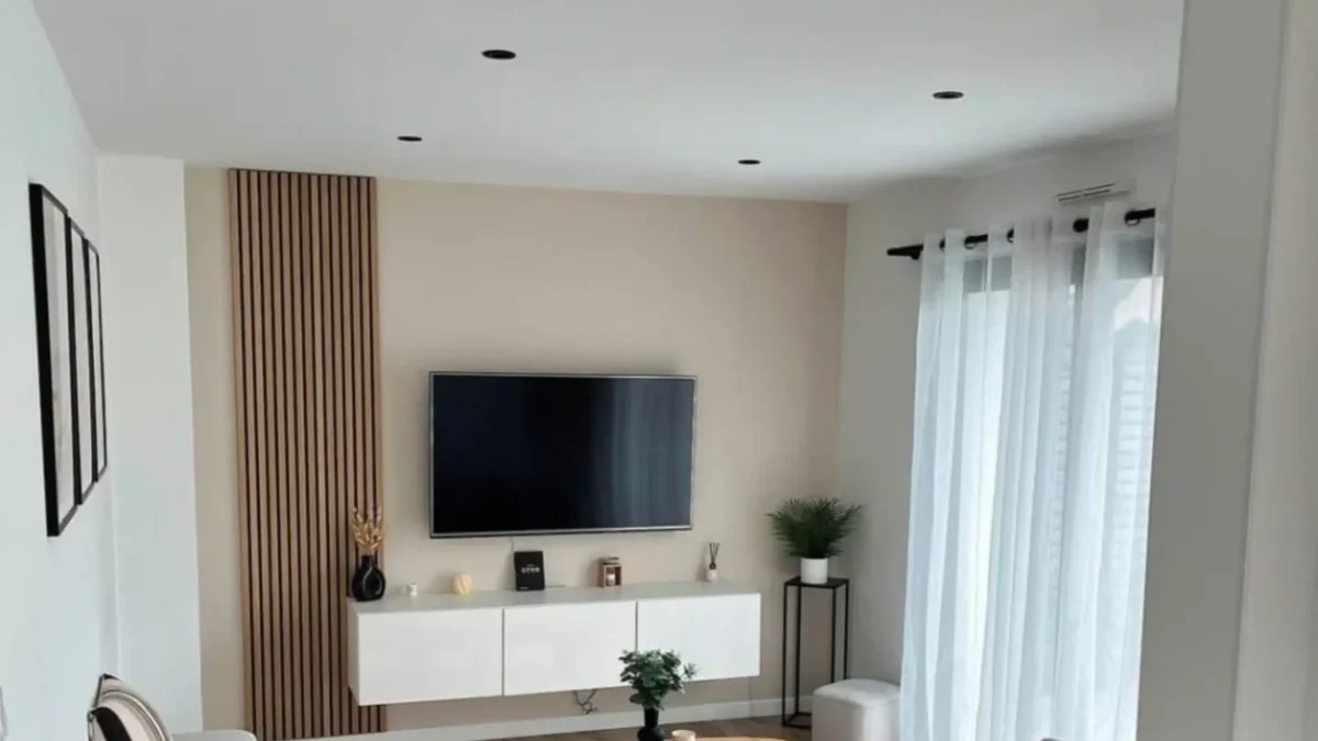 televize na stěně v obýváku