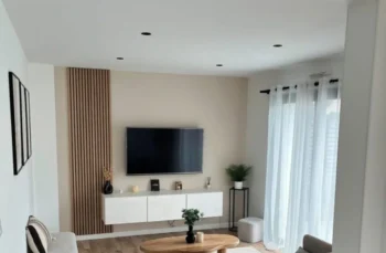 televize na stěně v obýváku