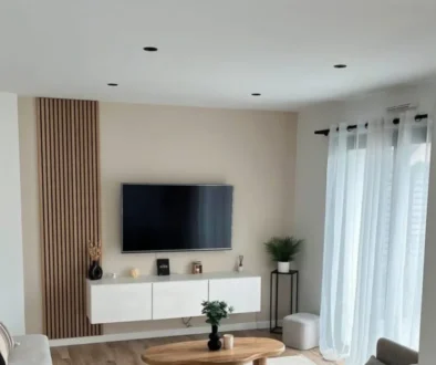 televize na stěně v obýváku