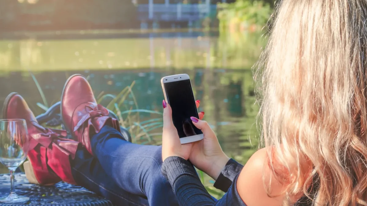 žena se dívá do telefonu