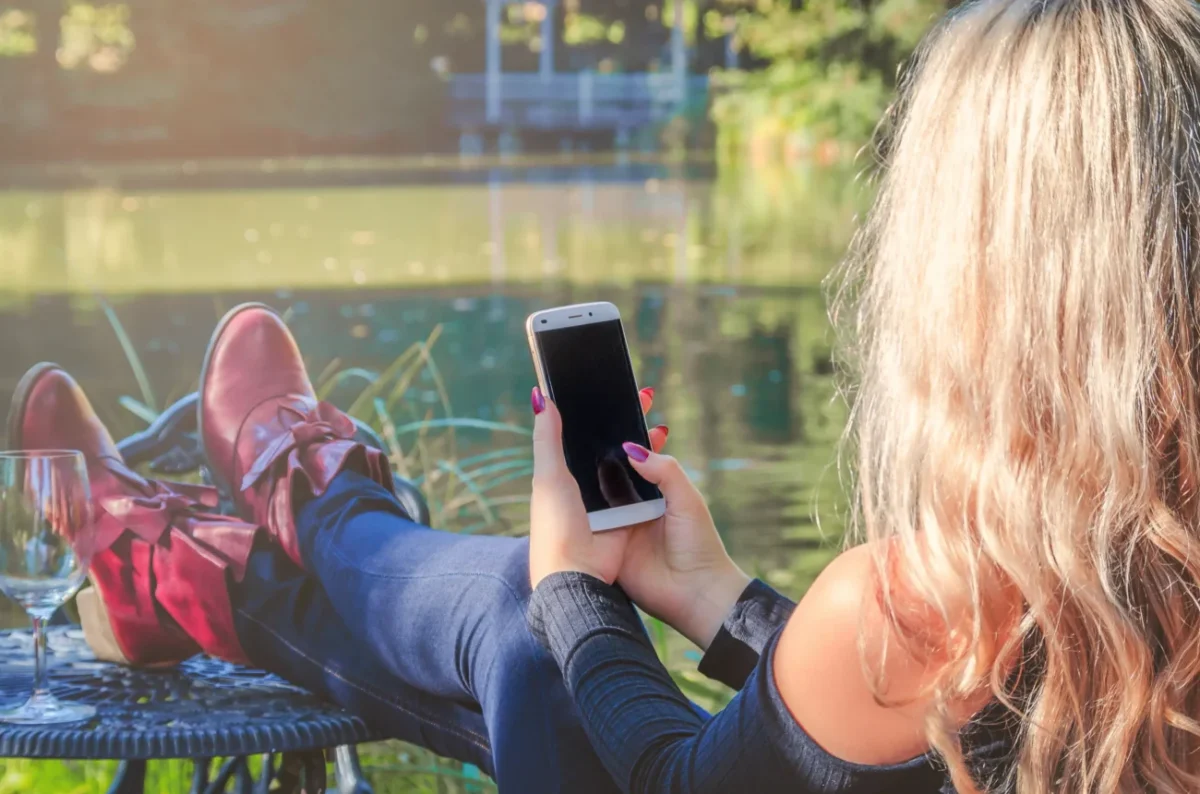 žena se dívá do telefonu