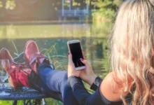 žena se dívá do telefonu