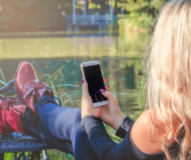 žena se dívá do telefonu