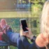 žena se dívá do telefonu
