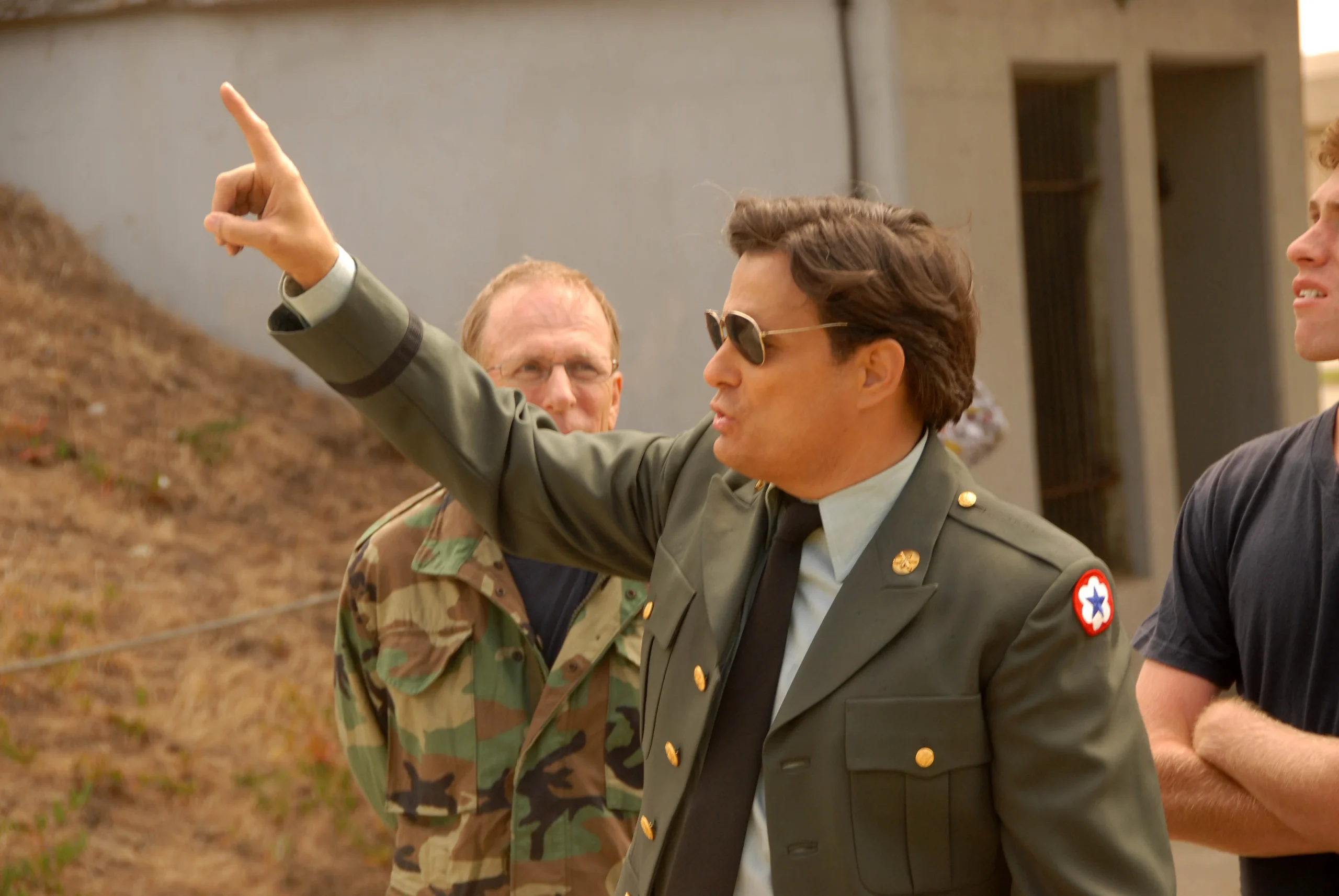 shutterstock_102289987 | TVGURU.cz Herec Damian Chapa při natáčení filmu Brando Unauthorized. Ukazuje prstem před sebe nahoru, v uniformě, se slunečními brýlemi