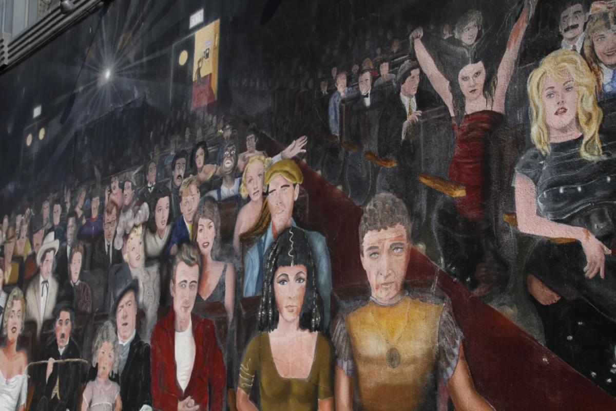 Nástěnná malba "You Are the Star“ na rohu Hollywood Blvd. a Wilcox Avenue v centru Hollywoodu. Thomas Suriya, 1983.