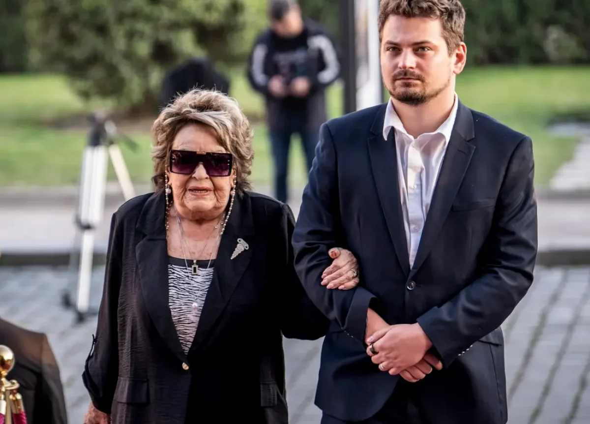 Jiřina Bohdalová kráčí a má oporu ve svých blízkých - květen 2025