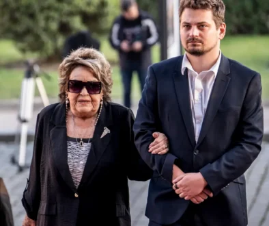 Jiřina Bohdalová kráčí a má oporu ve svých blízkých - květen 2025